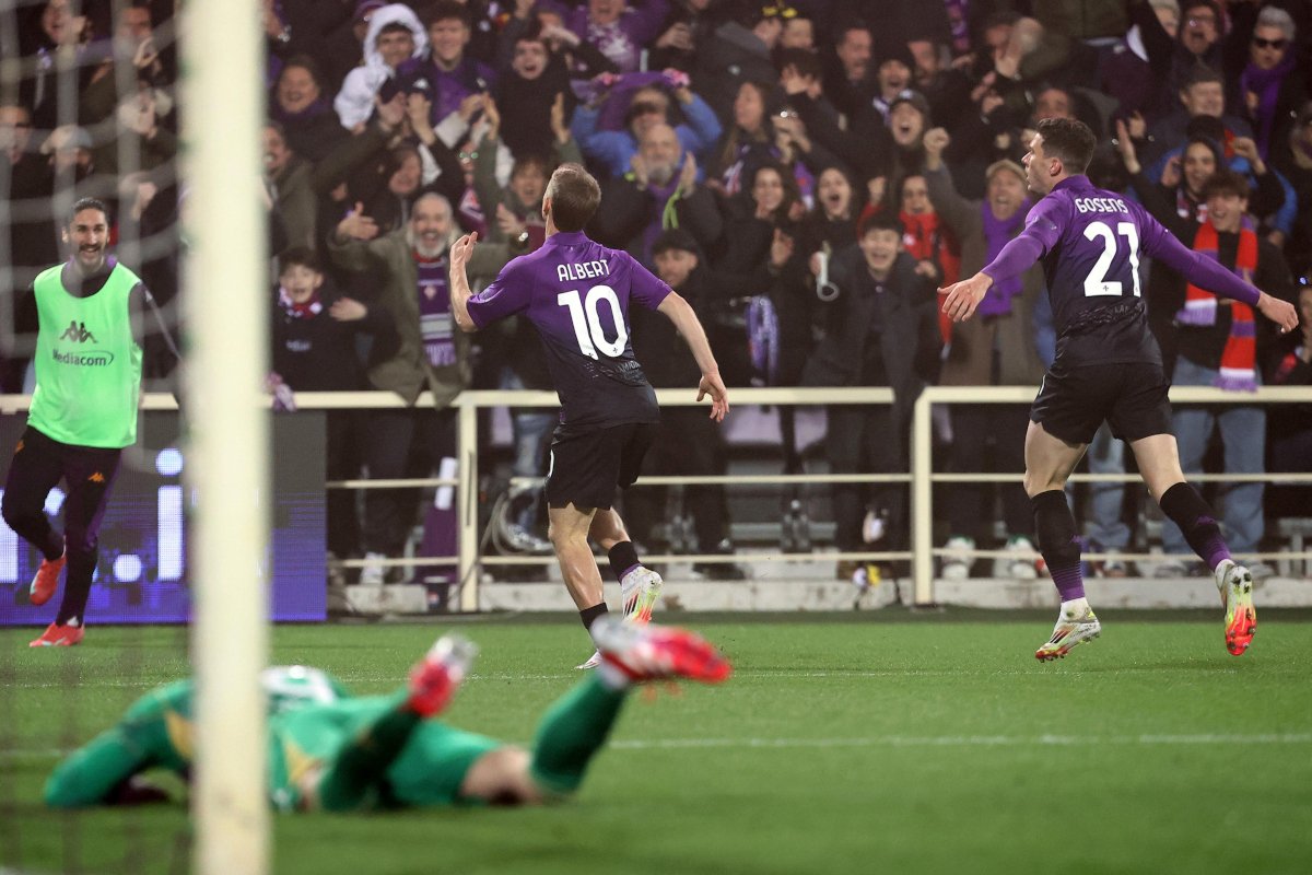 epa11968797 Fiorentina's Albert Gudmundsson celebrates scoring the 3-0 goal during the Italian Serie A soccer match between ACF Fiorentina and Juventus FC, in Florence, Italy, 16 March 2025. EPA-EFE/CLAUDIO GIOVANNINI