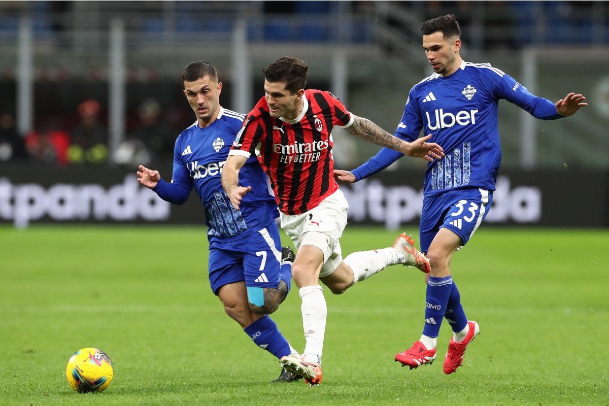 MILAN, ITALY - MARCH 15: Christian Pulisic of AC Milan is challenged by Gabriel Strefezza and Lucas Da Cunha of Como during the Serie A match between AC Milan and Como at Stadio Giuseppe Meazza on March 15, 2025 in Milan, Italy. (Photo by Marco Luzzani/Getty Images)