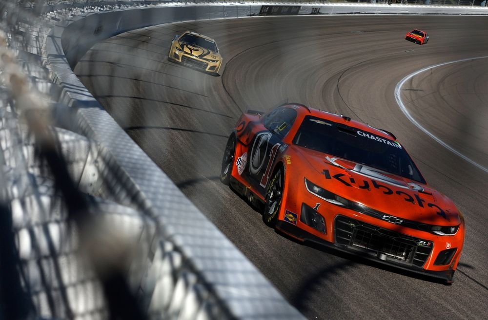Ross Chastain, Trackhouse Racing Chevrolet; Kyle Busch, Richard Childress Racing Chevrolet