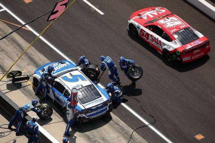 Kyle Larson, Hendrick Motorsports Chevrolet, Ty Gibbs, Joe Gibbs Racing Toyota