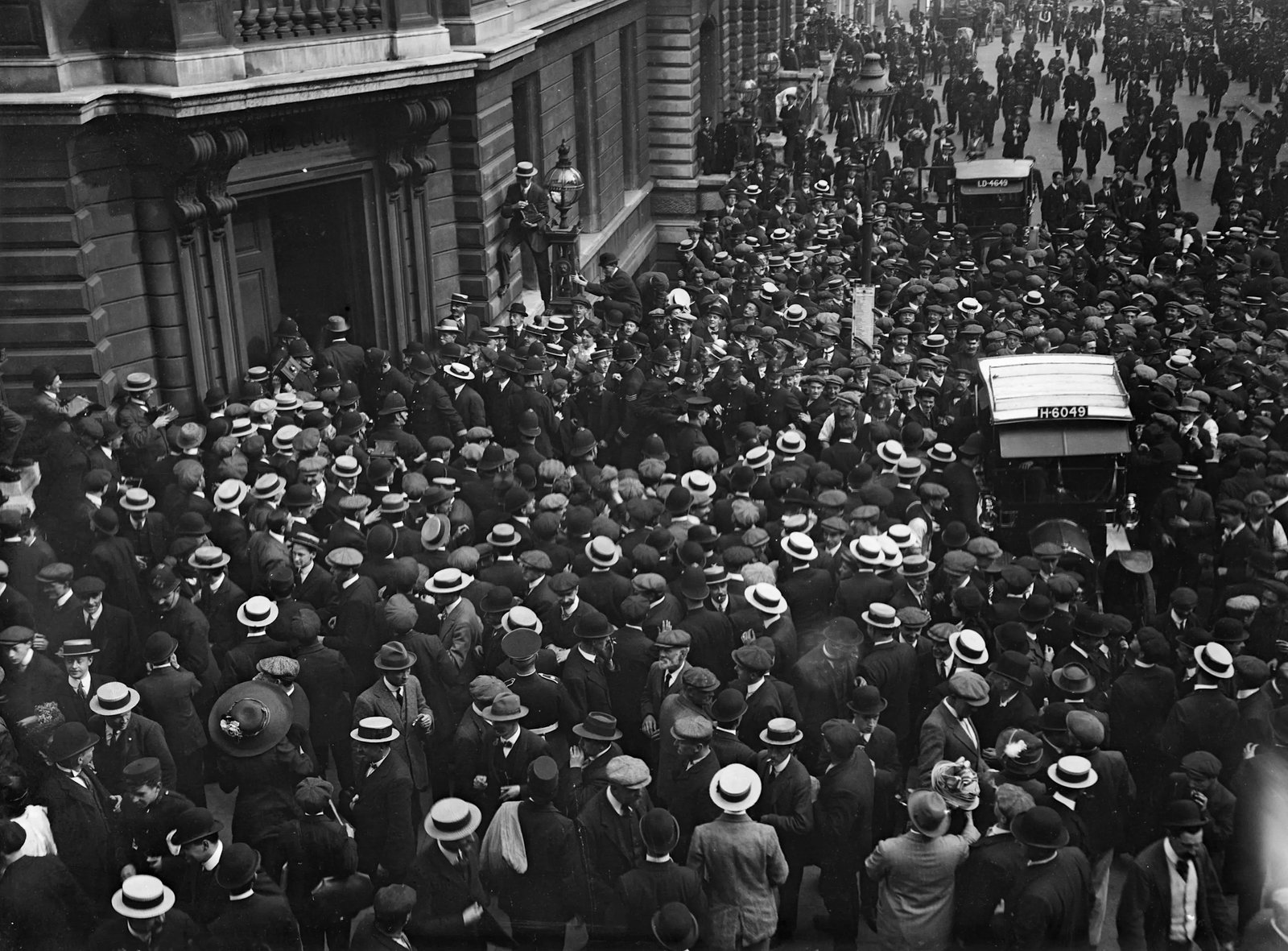 September 1911:  Jack Johnson of the USA, one of the greatest yet most unpopular Heavyweight boxers of all time, on his way to court in Bow Street surrounded by a huge crowd. In 1908 he took the world title from Tommy Burns and held on to it until Jess Willard beat him in 1915.  (Photo by Topical Press Agency/Getty Images)