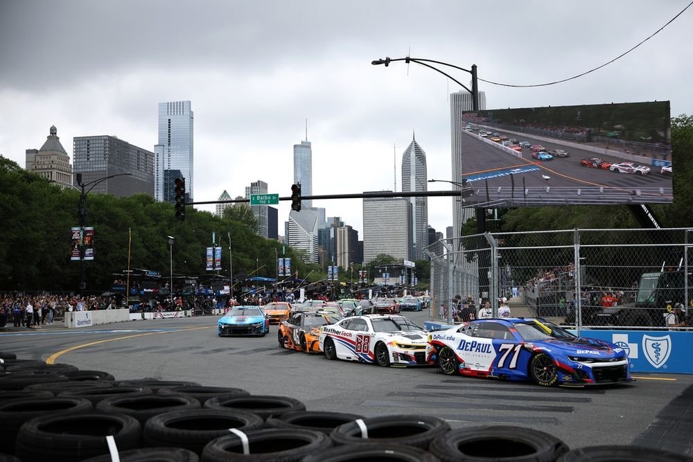 Michael McDowell, Spire Motorsports Chevrolet leads the field