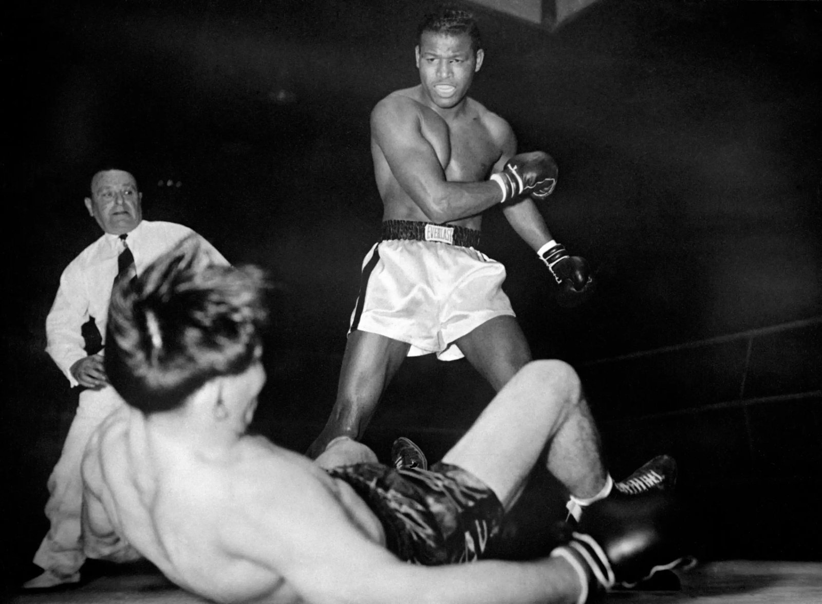 Sugar Ray Robinson yells at his opponent, Jean Stock, to climb to his feet and continue the fight (Photo by S&G/PA Images via Getty Images)