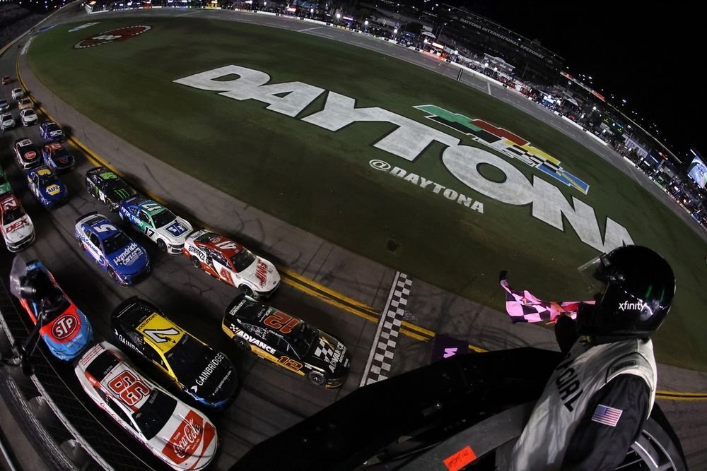 Ryan Blaney wins the final race of the regular season, beating five drivers in a must-win situation