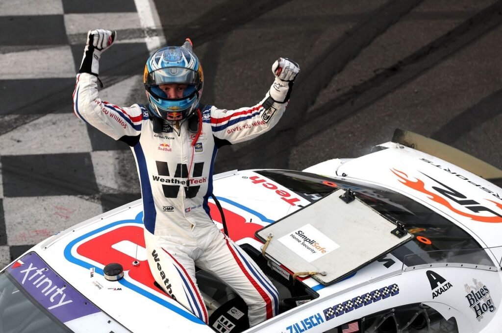 Zilisch back from collarbone surgery to win Xfinity Portland race