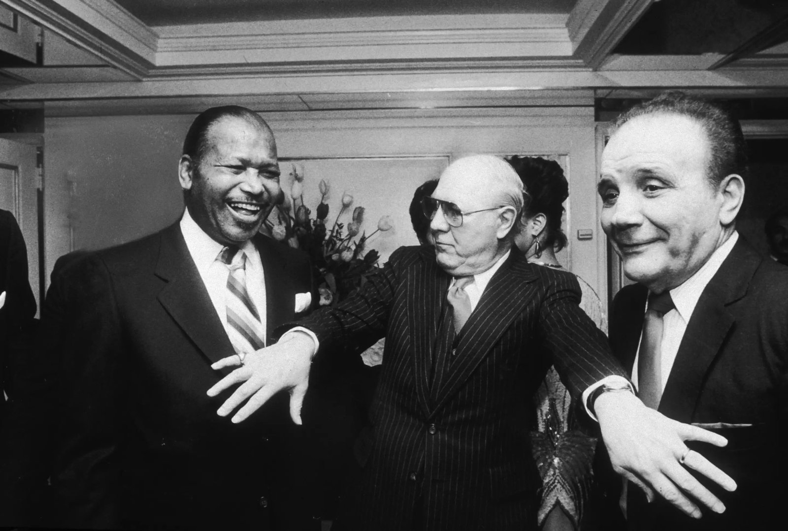 American boxers Sugar Ray Robinson (1921 - 1989, left) and Jake LaMotta (1922 - 2017, right) joke as they are separated by one of the guests during Robinson's birthday party at the Carlyle Hotel, New York, New York, February 18, 1985. (Photo by William E. Sauro/New York Times Co./Getty Images)