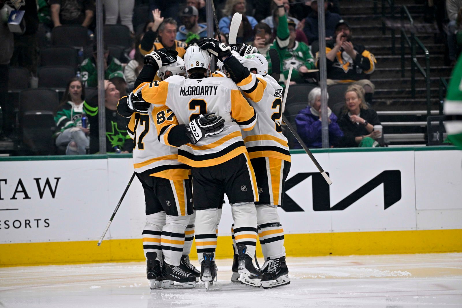 Apr 5, 2025; Dallas, Texas, USA; The Pittsburgh Penguins celebrate after center Sidney Crosby (87) scores a gol against the Dallas Stars during the third period at the American Airlines Center. Mandatory Credit: Jerome Miron-Imagn Images