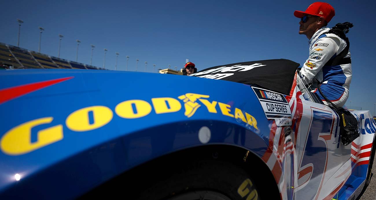 Kyle Larson loads into the No. 5 Chevrolet for Cup Series qualifying at Kansas Speedway