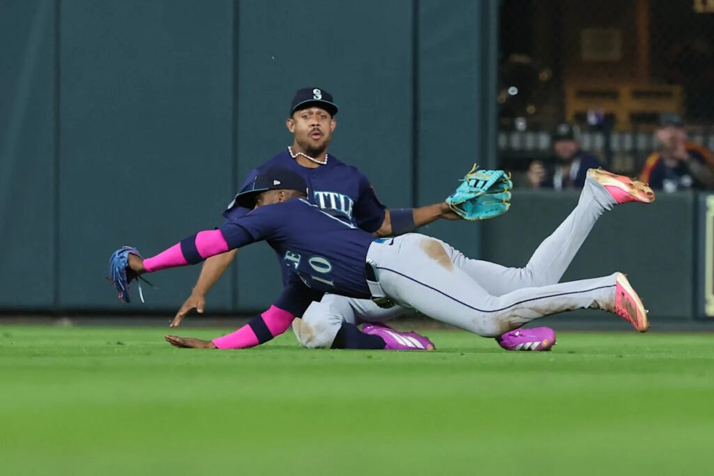 Mariners pull off key series win over Astros on wild double play sparked by Victor Robles diving catch