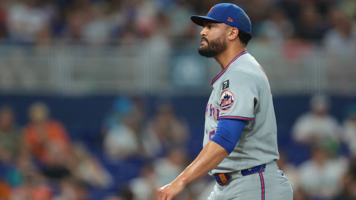 Sep 28, 2025; Miami, Florida, USA; New York Mets starting pitcher Sean Manaea (59) looks on against the Miami Marlins after the first inning at loanDepot Park.
