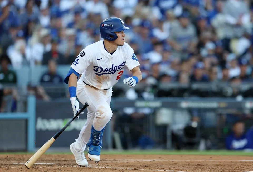 Tommy Edman hits an RBI single in the sixth inning during the Dodgers' 3-1 win over the Brewers.