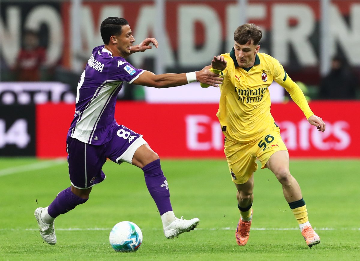 MILAN, ITALY - OCTOBER 19: Alexis Saelemaekers of AC Milan runs with the ball whilst under pressure from Rolando Mandragora of Fiorentina during the Serie A match between AC Milan and ACF Fiorentina at Giuseppe Meazza Stadium on October 19, 2025 in Milan, Italy. (Photo by Marco Luzzani/Getty Images)