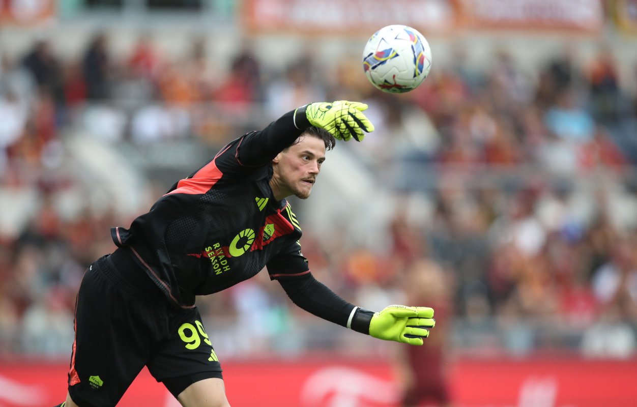 ROME, ITALY - MAY 04: Mile Svilar of AS Roma warms up prior to the Serie A match between AS Roma and Fiorentina at Stadio Olimpico on May 04, 2025 in Rome, Italy. (Photo by Paolo Bruno/Getty Images)
