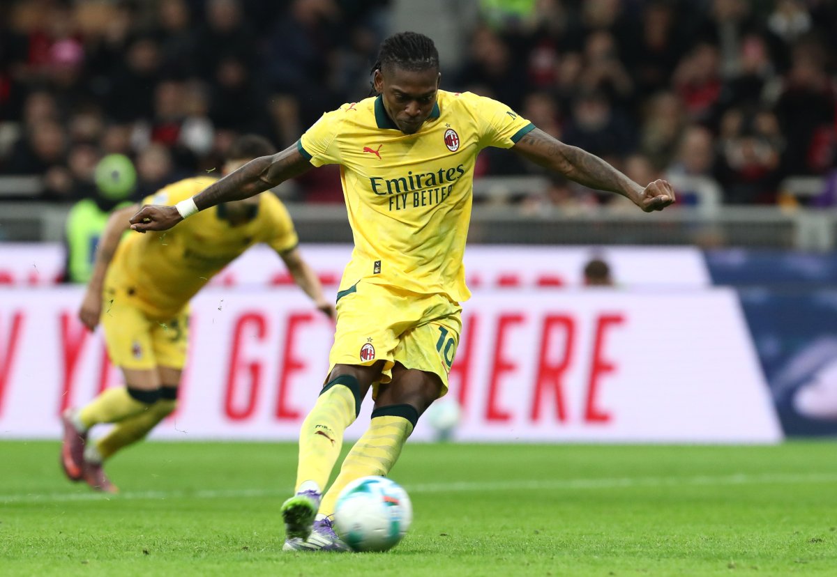 MILAN, ITALY - OCTOBER 19: Rafael Leao of AC Milan scores his team's second goal from a penalty kick during the Serie A match between AC Milan and ACF Fiorentina at Giuseppe Meazza Stadium on October 19, 2025 in Milan, Italy. (Photo by Marco Luzzani/Getty Images)
