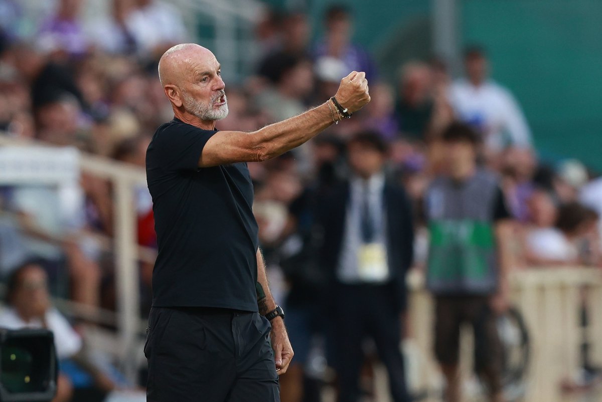 FLORENCE, ITALY - SEPTEMBER 21: Head coach Stefano Pioli manager of ACF Fiorentina reacts during the Serie A match between ACF Fiorentina and Como 1907 at Artemio Franchi on September 21, 2025 in Florence, Italy. (Photo by Gabriele Maltinti/Getty Images)