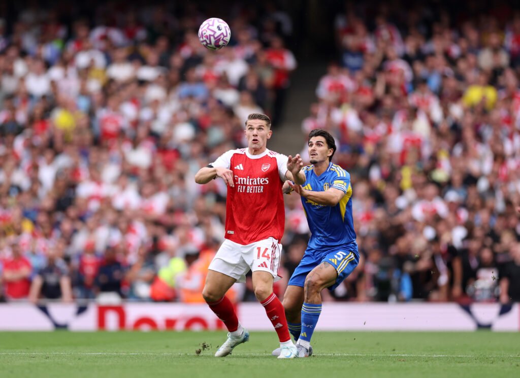 LONDON, ENGLAND - AUGUST 23: Viktor Gyoekeres of Arsenal battles for possession with Pascal Struijk of Leeds United during the Premier League match between Arsenal and Leeds United at Emirates Stadium on August 23, 2025 in London, England. (Photo by Justin Setterfield/Getty Images)