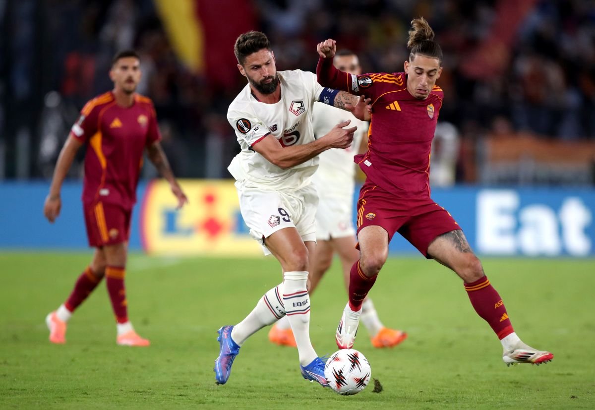 ROME, ITALY - OCTOBER 02: Olivier Giroud of LOSC Lille challenges Kostas Tsimikas of AS Roma during the UEFA Europa League 2025/26 League Phase MD2 match between AS Roma and LOSC Lille at Stadio Olimpico on October 02, 2025 in Rome, Italy. (Photo by Paolo Bruno/Getty Images)