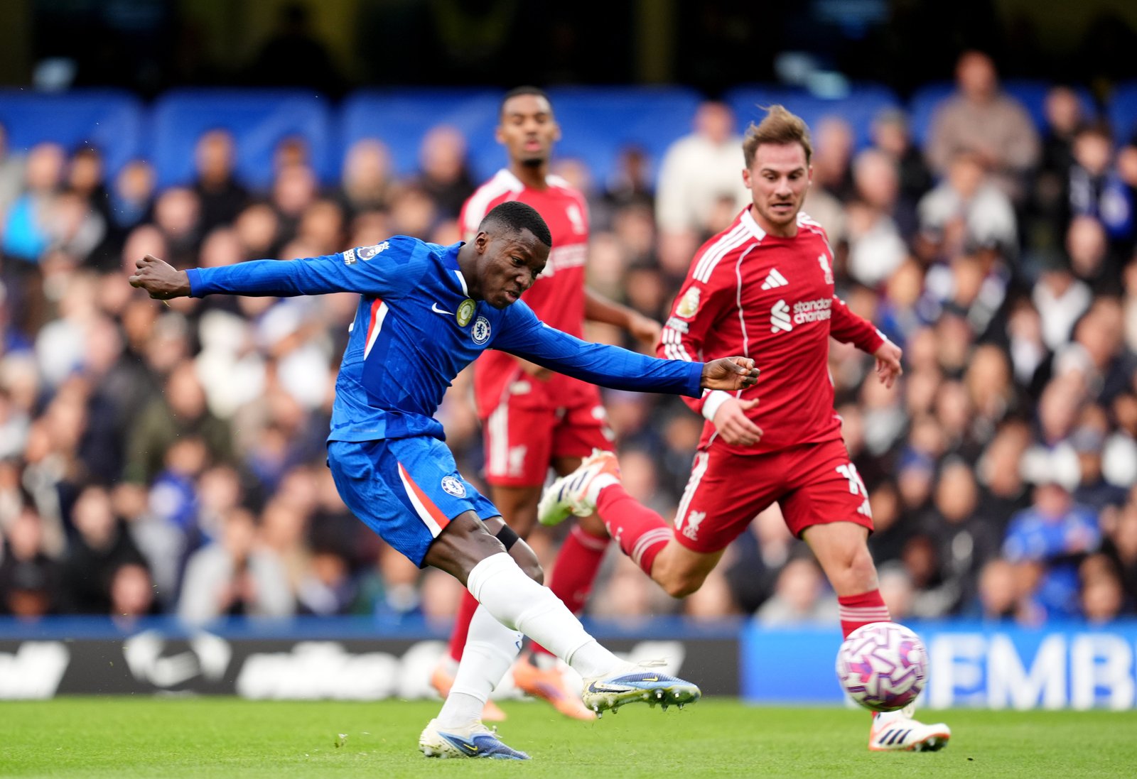 Caicedo scores a stunning goal to give Chelsea the lead