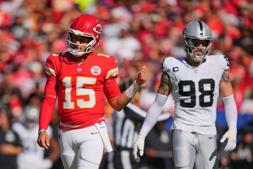 Patrick Mahomes fools Tony Romo, sets up 1st-down conversion vs. Raiders with presnap f-bomb subterfuge on 4th