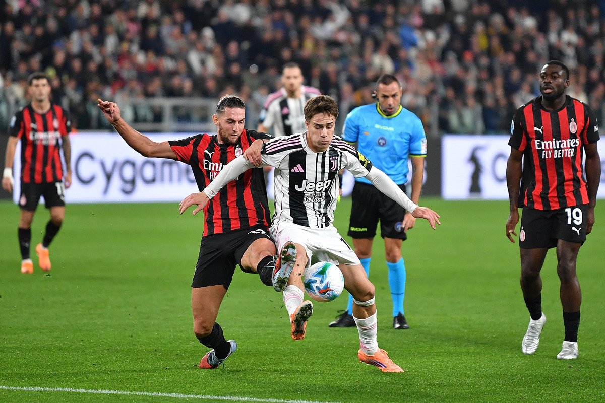 TURIN, ITALY - OCTOBER 05: Kenan Yildiz of Juventus FC competes with Adrien Rabiot of AC Milan during the Serie A match between Juventus FC and AC Milan at Allianz Stadium on October 5, 2025 in Turin, Italy. (Photo by Valerio Pennicino/Getty Images)