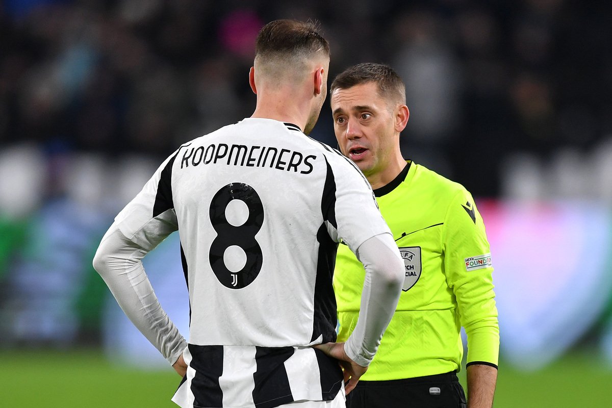 TURIN, ITALY - DECEMBER 11: Teun Koopmeiners of Juventus speaks to referee Clement Turpin during the UEFA Champions League 2024/25 League Phase MD6 match between Juventus and Manchester City at Juventus Stadium on December 11, 2024 in Turin, Italy. (Photo by Valerio Pennicino/Getty Images)