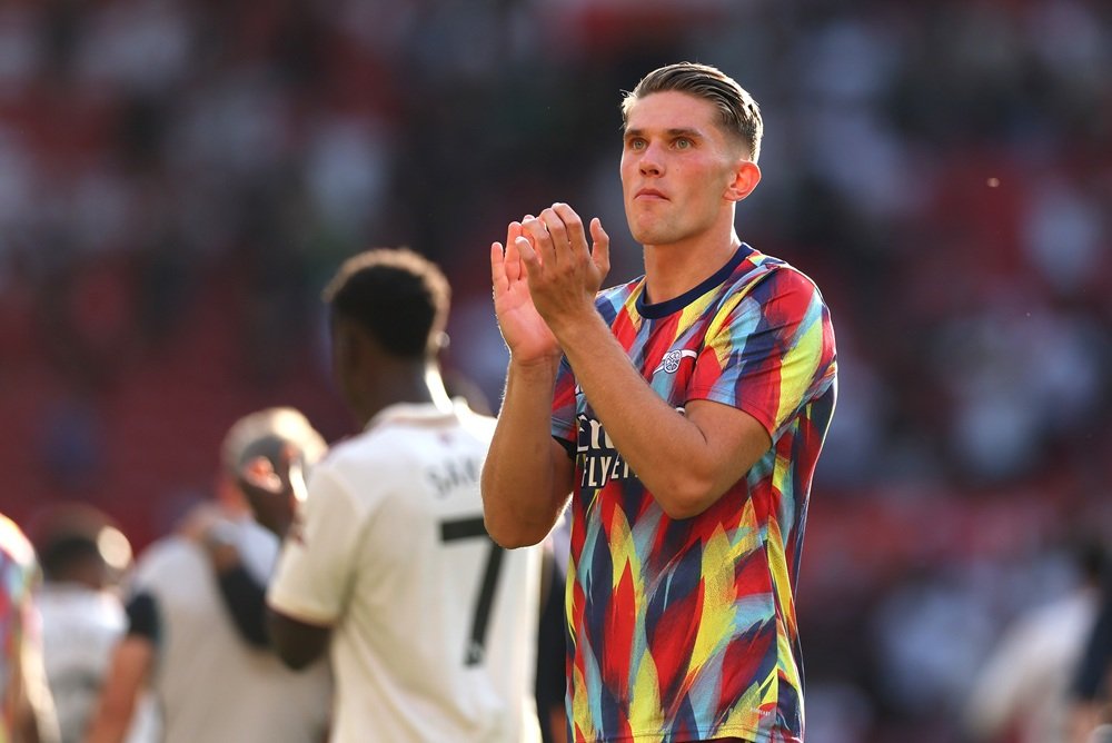 MANCHESTER, ENGLAND: Viktor Gyokeres of Arsenal applauds the fans after the Premier League match between Manchester United and Arsenal at Old Trafford on August 17, 2025. (Photo by Stu Forster/Getty Images)