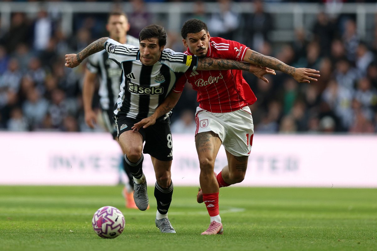 NEWCASTLE UPON TYNE, ENGLAND - OCTOBER 05: Sandro Tonali of Newcastle United Morgan Gibbs-White of Nottingham Forest battle for possession during the Premier League match between Newcastle United and Nottingham Forest at St James' Park on October 05, 2025 in Newcastle upon Tyne, England. (Photo by George Wood/Getty Images)