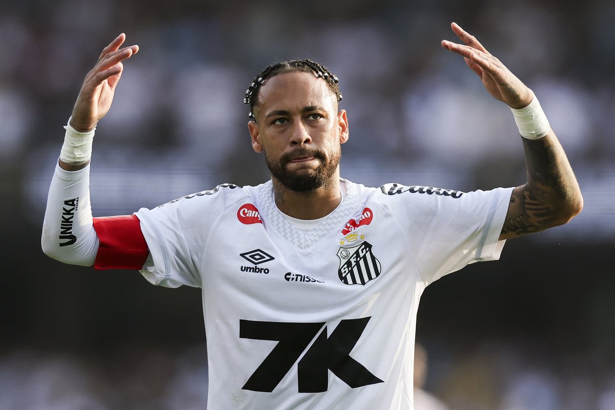 SAO PAULO, BRAZIL - AUGUST 17: Neymar of Santos gestures during a Brasileirao 2025 match between Santos and Vasco da Gama at MorumBIS Stadium on August 17, 2025 in Sao Paulo, Brazil. (Photo by Alexandre Schneider/Getty Images)