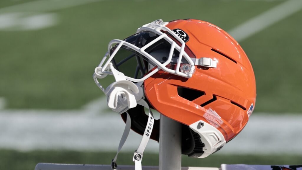 Browns claim TE Brenden Bates off waivers