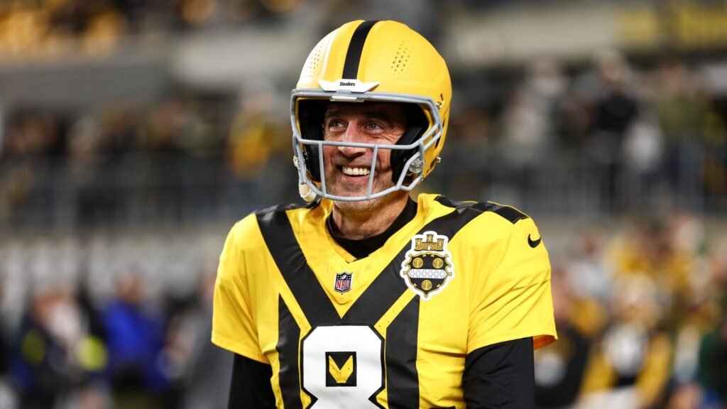 Sunday Night Football: Aaron Rodgers TD pass to DK Metcalf gives Steelers 16-7 halftime lead