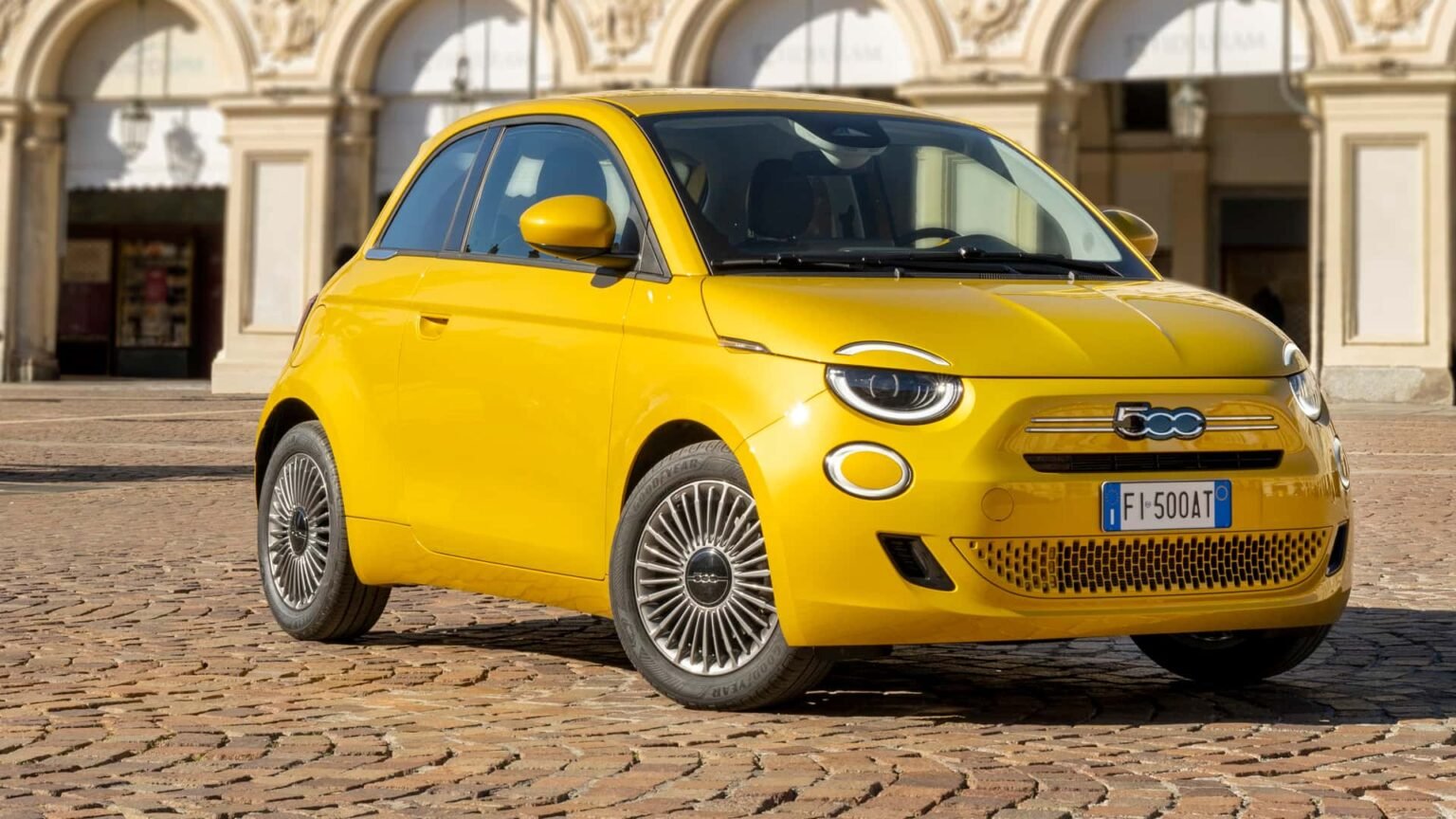 The New Fiat 500 With a Gas Engine Is Never In a Hurry