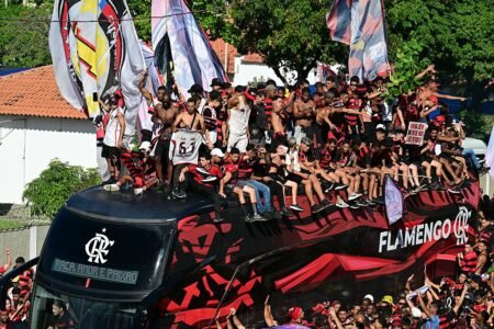 🤪Madness at Flamengo: Fans stormed onto the team bus