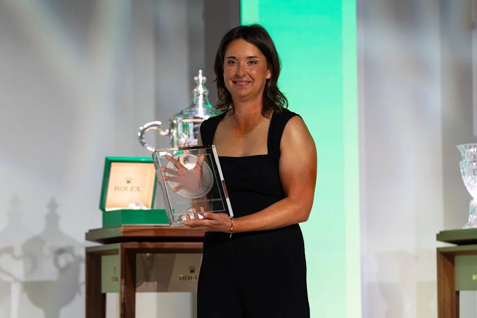 Lindy Duncan accepts the Heather Farr Perseverance Award at the Rolex LPGA Awards.
