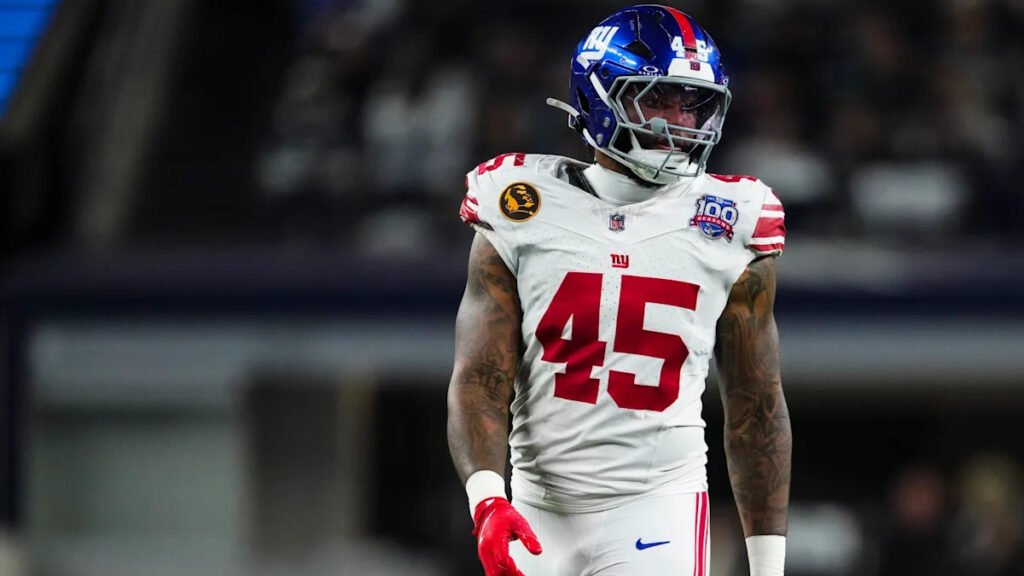 Giants waive LB Tomon Fox