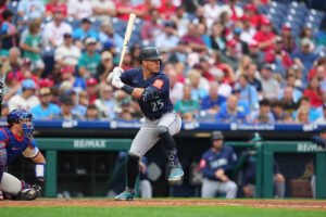 Phillies sign Dylan Moore to minor league deal