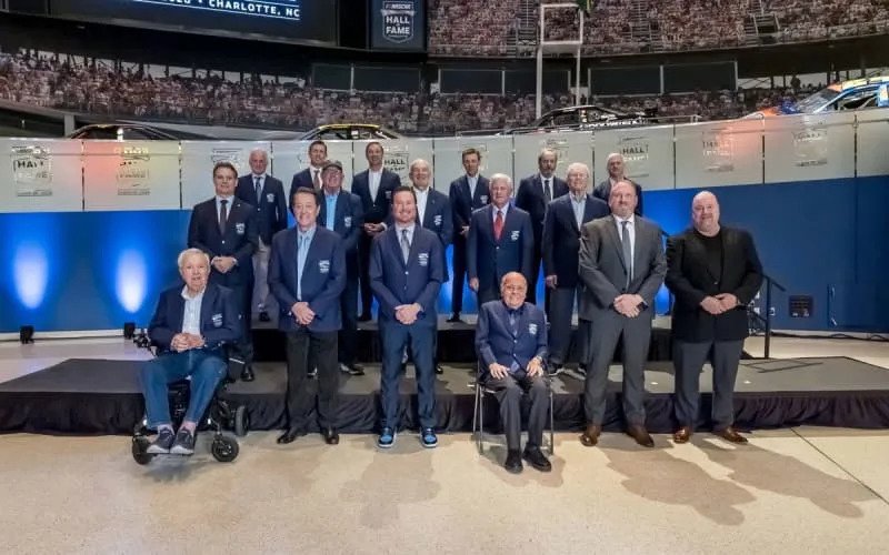 January 22, 2026, Charlotte, Nc, USA: NASCAR, Motorsport, USA legends, RICKY RUDD, CARL EDWARDS, CHAD KNAUS, MATT KENSETH, KIRK SHELMERDINE, BOBBY LABONTE, JEFF GORDON, RON HORNADAY, DALE JARRETT, TERRY LABONTE, JOE GIBBS, HARRY GANT, KURT BUSCH pose for group photo as Harry Gant, Kurt Busch, and Ray Hendrick are inducted into the NASCAR Hall Of Fame in Charlotte, NC. Charlotte USA – ZUMAa161 20260122_aaa_a161_003 Copyright: xWalterxG.xArcexSr.x
