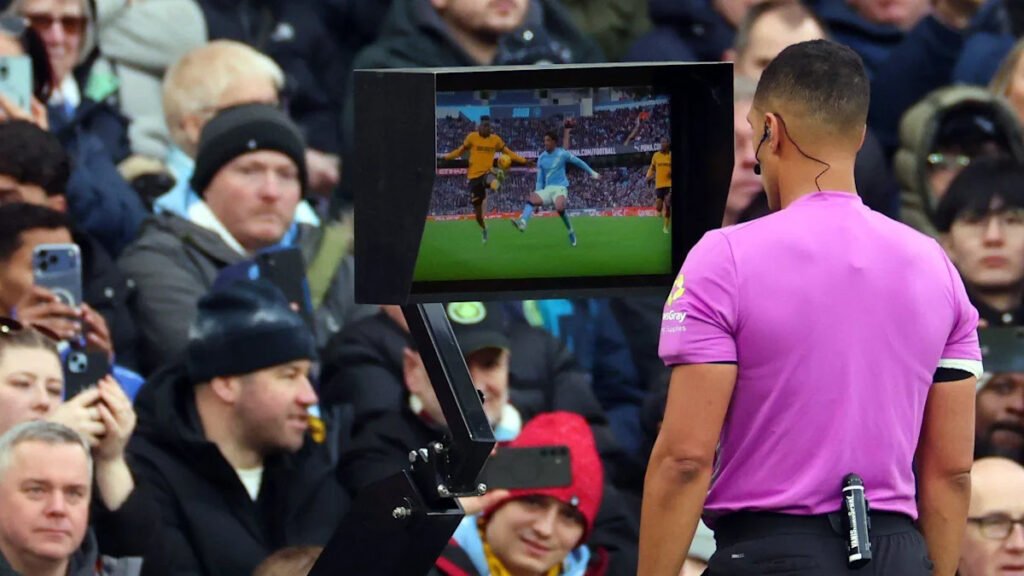 Ref’s ‘courageous’ call denies Man City penalty on Premier League debut