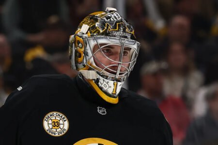 Bruins dominate Flyers 6-3 behind Minten and Mittelstadt with a goal and two assists each