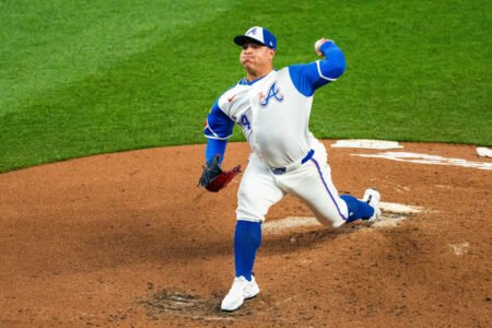 Braves bring back José Suarez