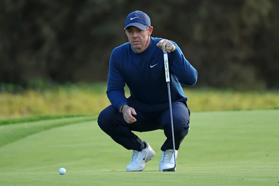 Rory McIlroy holed several key putts to shoot 66 on Thursday.
