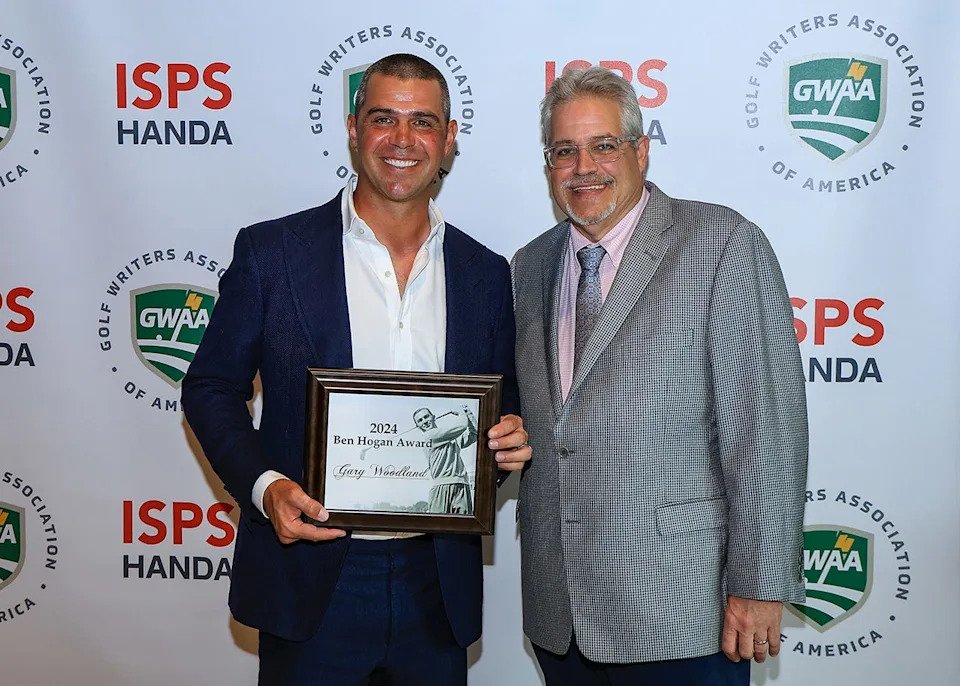 Jeff Babineau presents to Gary Woodland the Golf Writers Association of America's 2024 Ben Hogan Award – an individual who has continued to be active in golf despite a physical handicap or serious illness – at the GWAA's annual dinner the week of the Masters. (Courtesy of the GWAA/David Cannon/Getty Images)