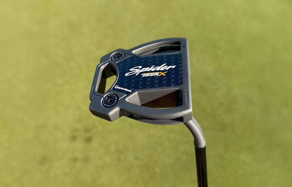 The short slant neck hosel creates toe hang, which is ideal for golfers who prefer to have arc in their putting stroke.