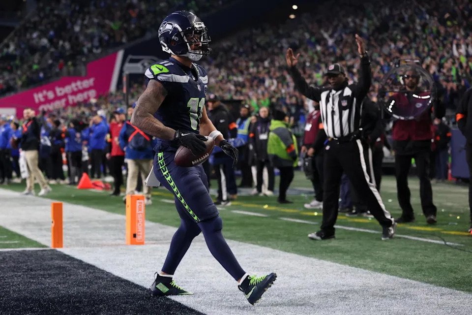 Seahawks wide receiver Jaxon Smith-Njigba catches a 14-yard touchdown pass against the Rams.