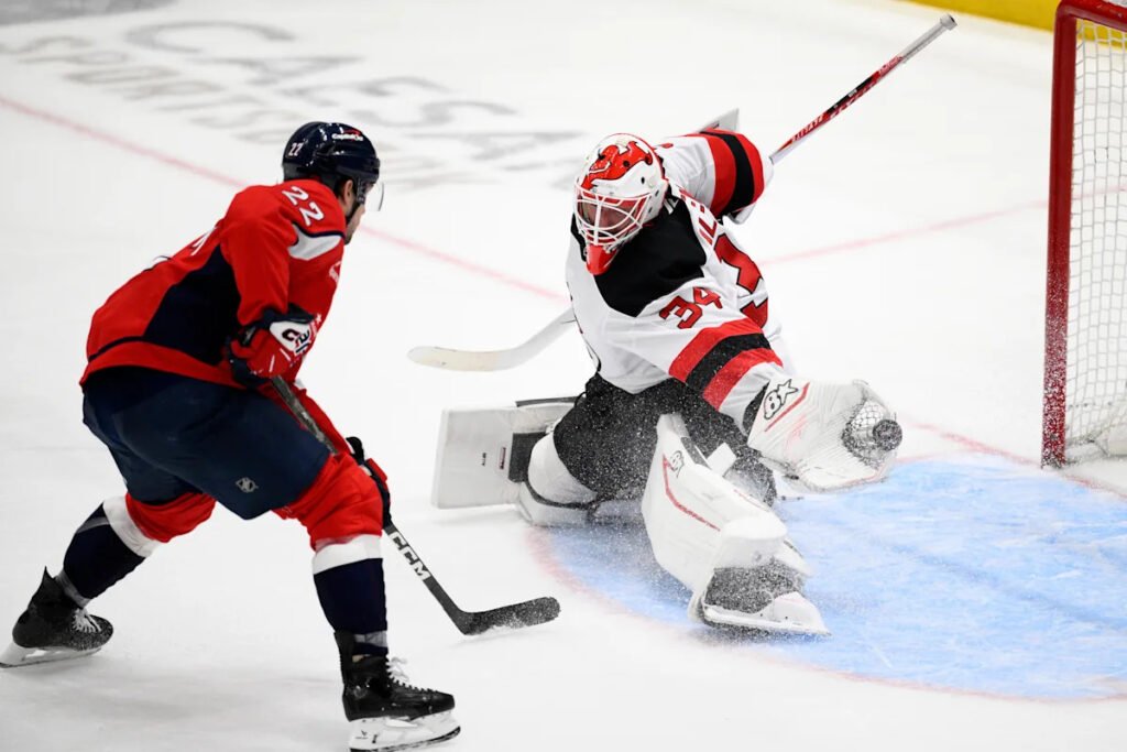 Thompson makes 30 stops in Capitals win over Devils