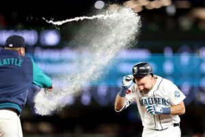 Cal Raleigh’s walk-off hit hands Yankees their first loss of 2026