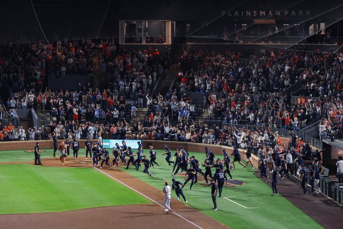 No. 2 Texas blows ninth-inning lead in walk-off loss to No. 5 Auburn, 4-3