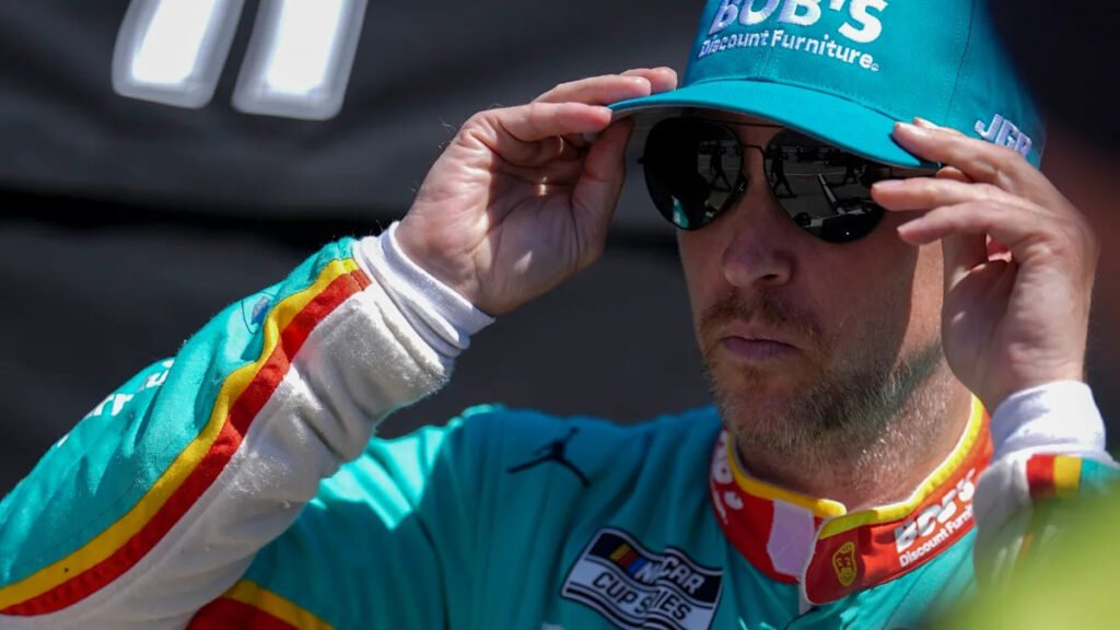 Denny Hamlin qualifies first at Martinsville, moves into tie for 10th in NASCAR poles