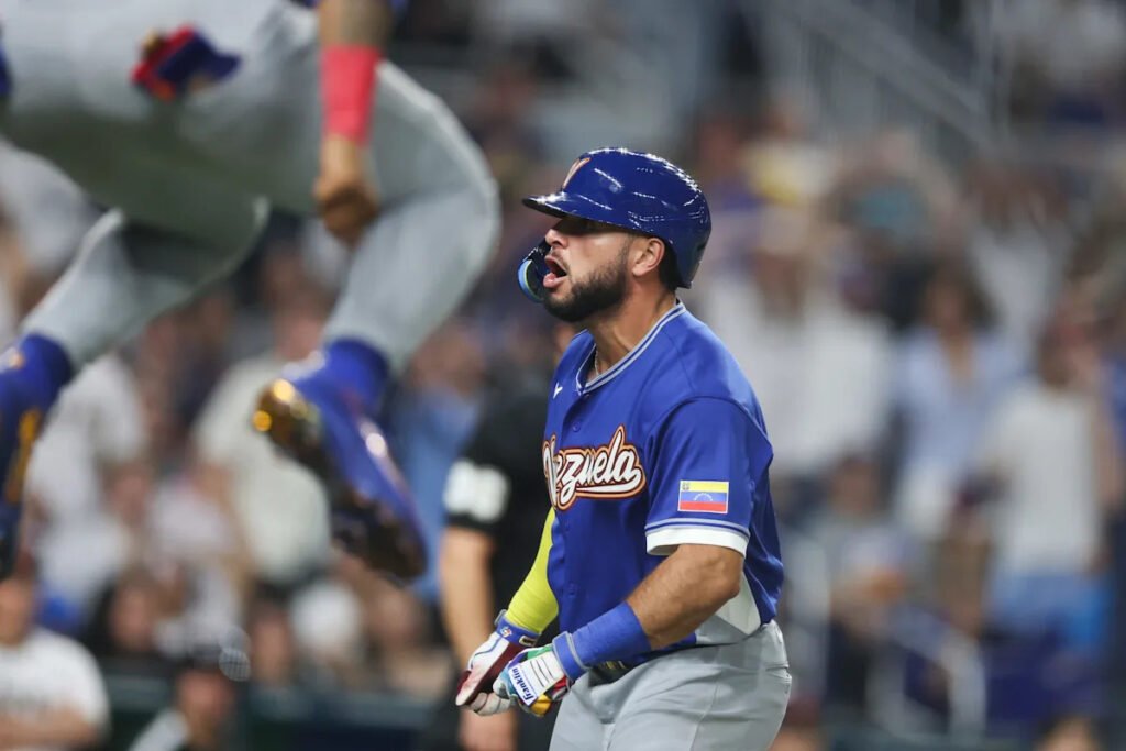 Watch Wilyer Abreu’s bat flip, epic celebration after WBC homer vs Japan