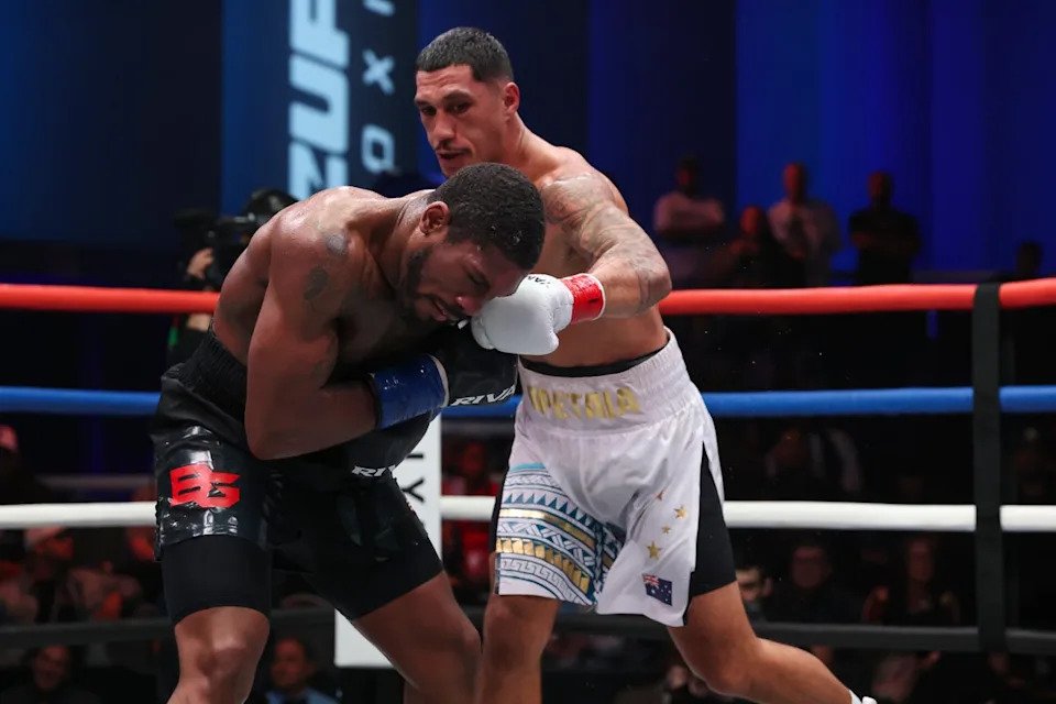 Opetaia (right) during his easy points win over Brandon Glanton (Zuffa Boxing)