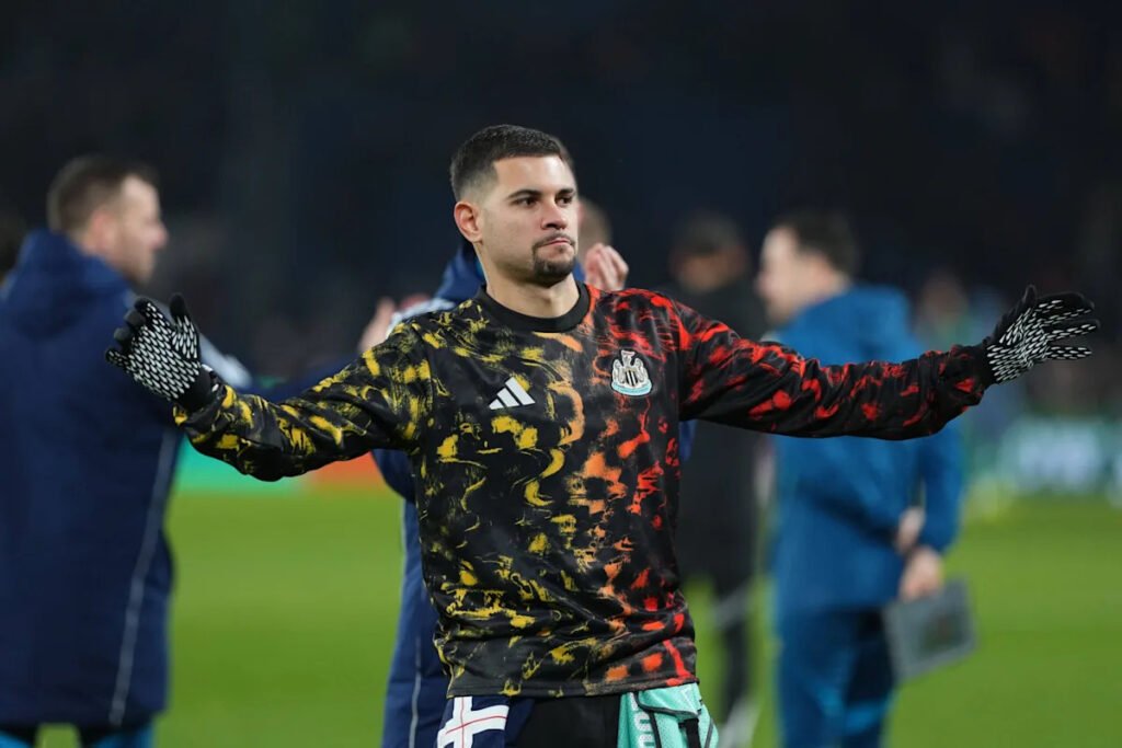 Report: Man United eyeing move to sign Premier League midfielder